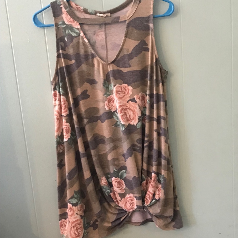 Camofloral size knot cut out tank